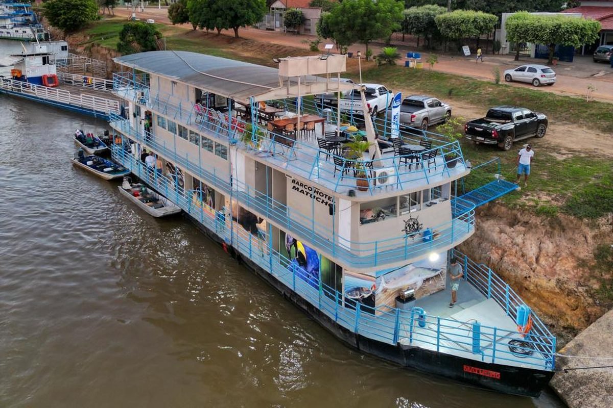 Barco Hotel Matucho atracado no Rio Araguaia em Luiz Alves, com as voadeiras de apoio ao lado
