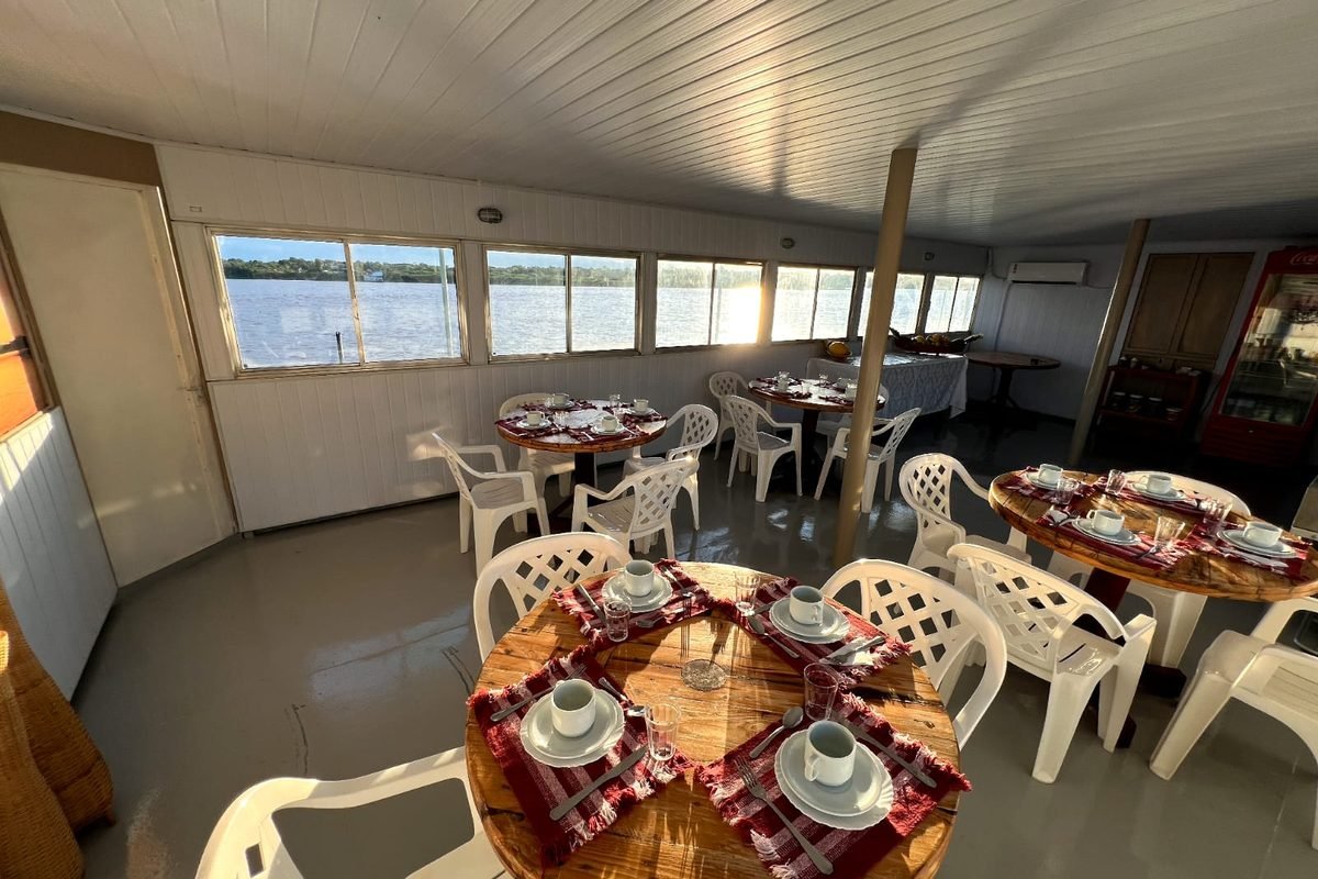 Restaurante climatizado do Barco Hotel Matucho com vista para o Rio Araguaia