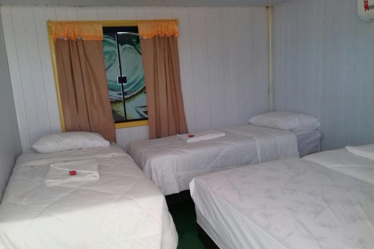 Camarote do Barco Hotel Matucho com ar-condicionado e roupa de cama