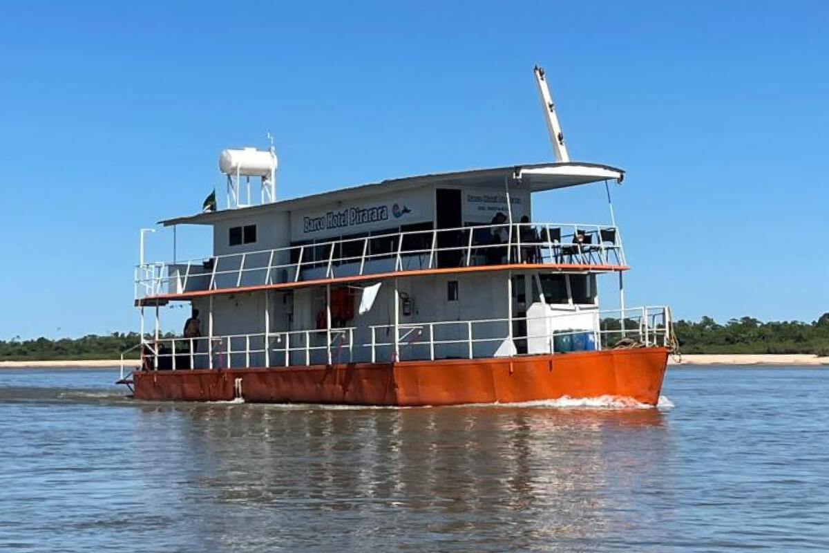 Barco Hotel Pirarara navegando no Rio Araguaia