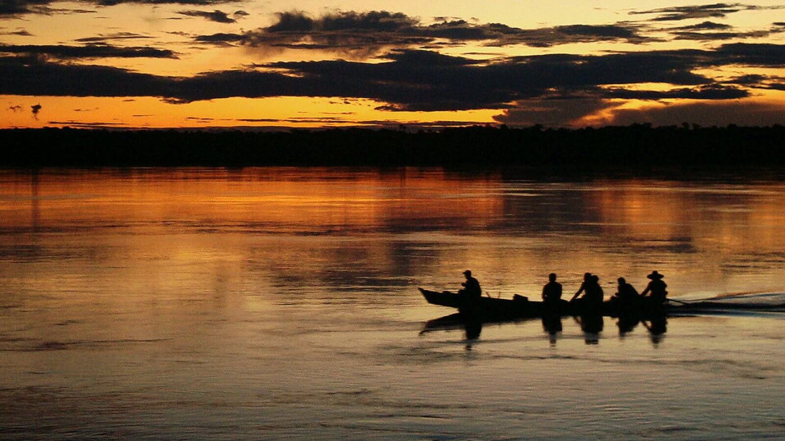 Pôr do sol no Rio Araguaia durante a temporada de pesca