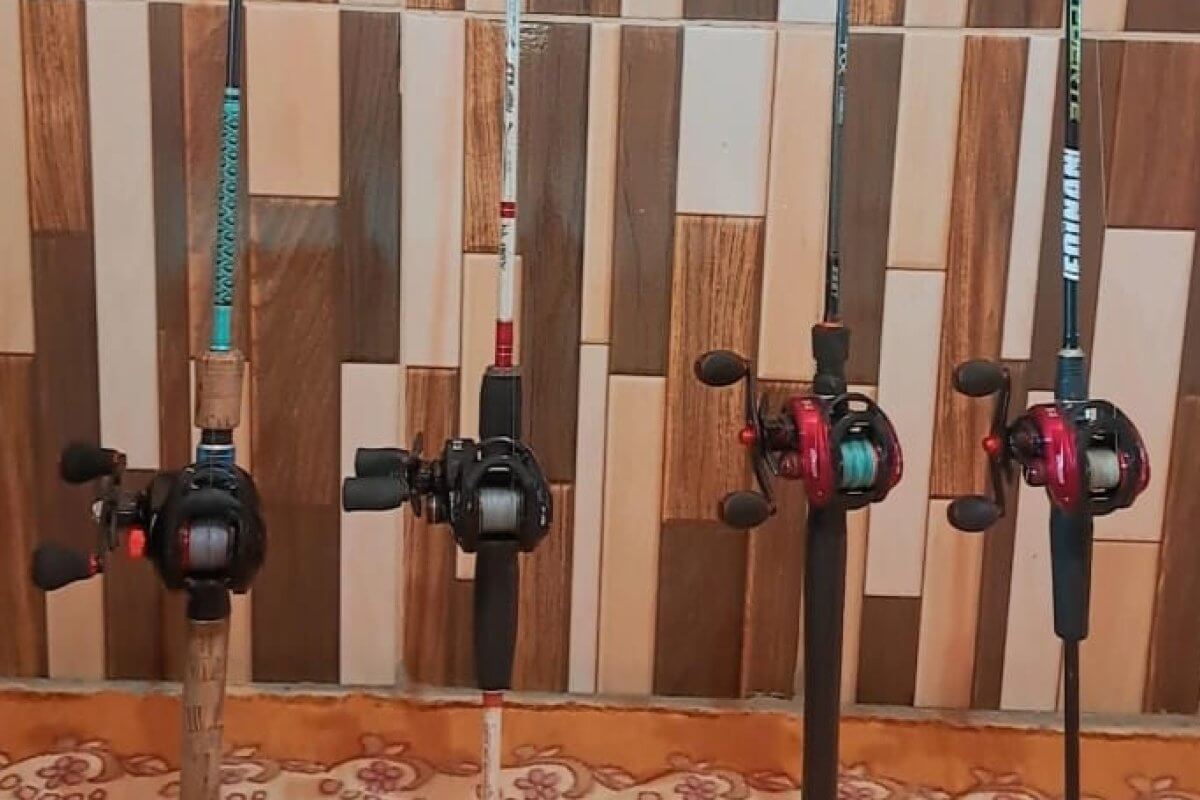 Equipamentos prontos para diferentes tipos de pescaria