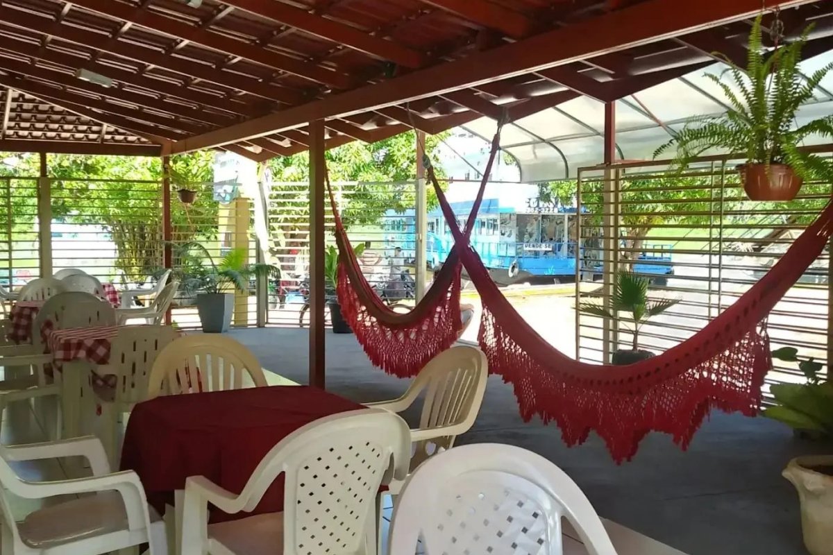 Piscina e área de convivência para relaxar após a pescaria