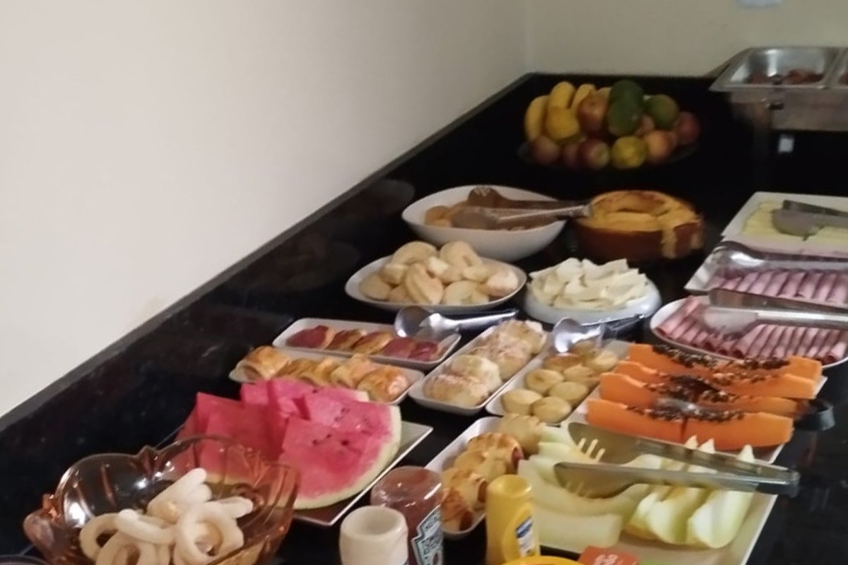 Piscina e área de convivência para relaxar após a pescaria