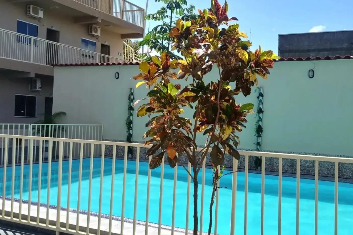Piscina e área de convivência para relaxar após a pescaria