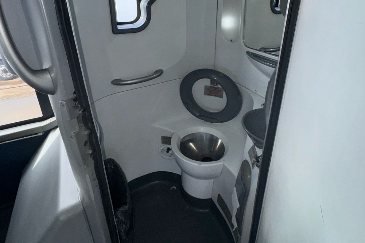 Interior com poltronas reclináveis e ar-condicionado central